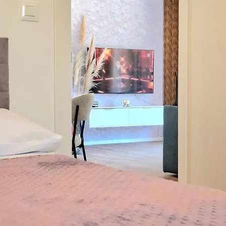 Apartment Nashi Garden Split With View & Parking *