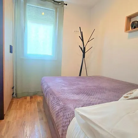 Nashi Garden Split With View & Parking *